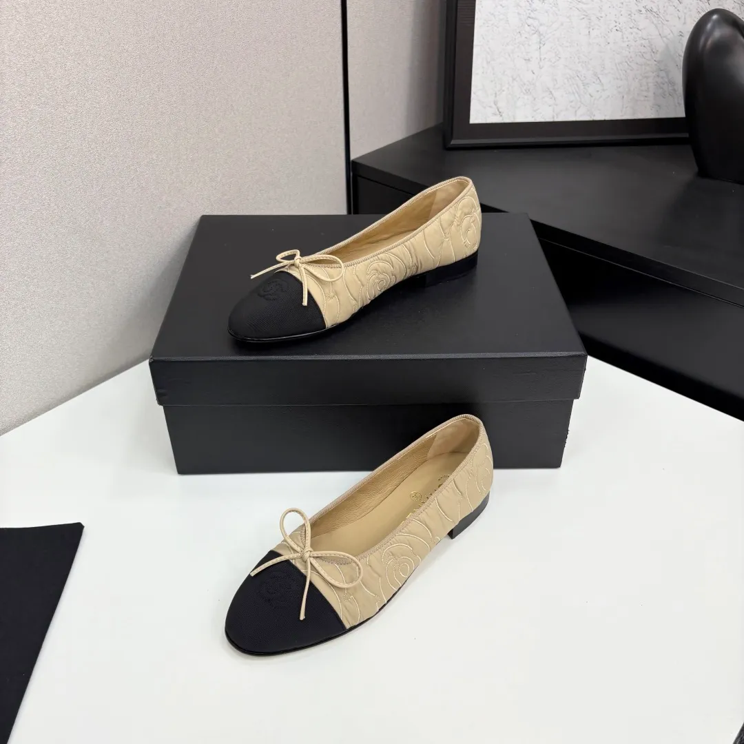 👟👟Ex-factory price 540👟👟 25Fw early spring latest color Chanel Xiaoxiang bow ballet flat shoes Believe me, this is a pair of ballet shoes that can take you to good places🩰 Upper: original lace mesh inner lining: no lining Sole: Italian genuine leather outsole Size: 34-41 regular size (34.40.41 customization is not returnable)